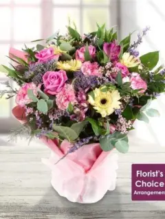 Luxury and Value Bouquet In Glass Vase