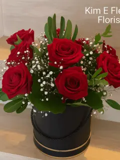 6 Red Roses in Vase
