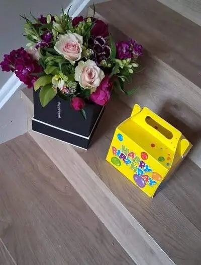 Flower Hatbox with Muffins – Delivered in Sidcup & Surrounding Areas