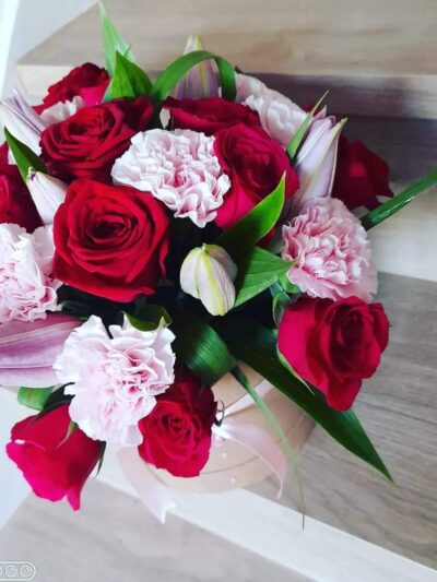 red and pink hat box roses and carnations