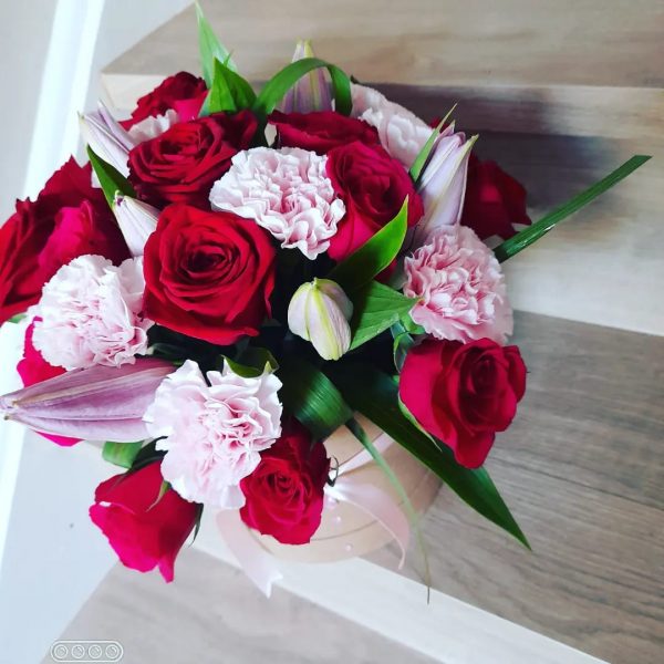 red and pink hat box roses and carnations