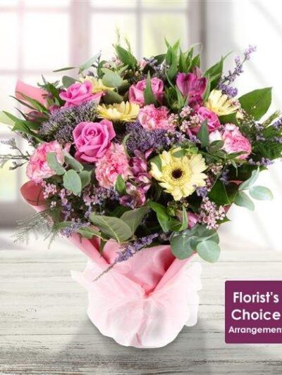 Luxury and Value Bouquet In Glass Vase